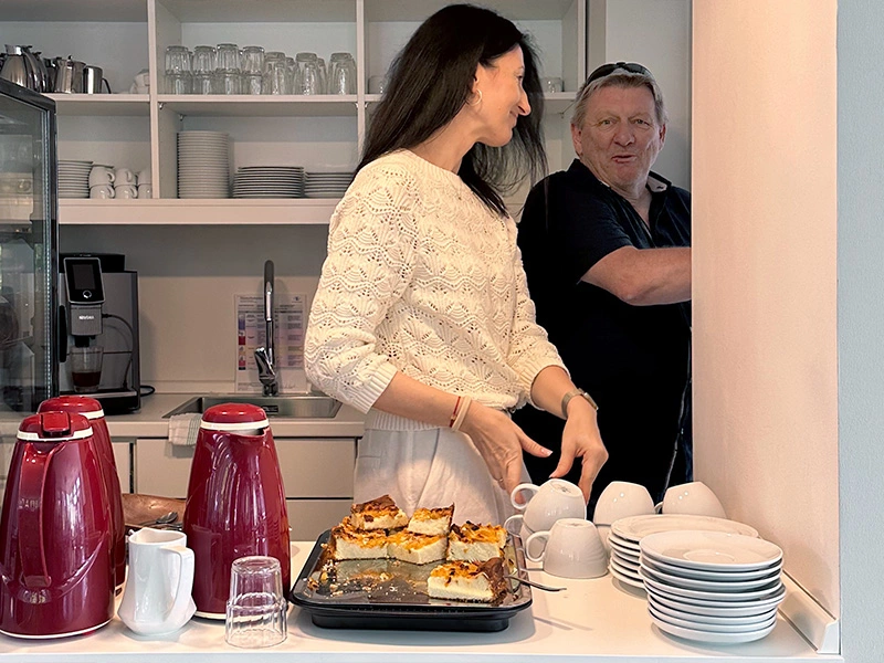Ehrenamt im Café Sophie der Alerds-Stiftung Anna und Wolfgang hinter dem Tresen des Kiosks