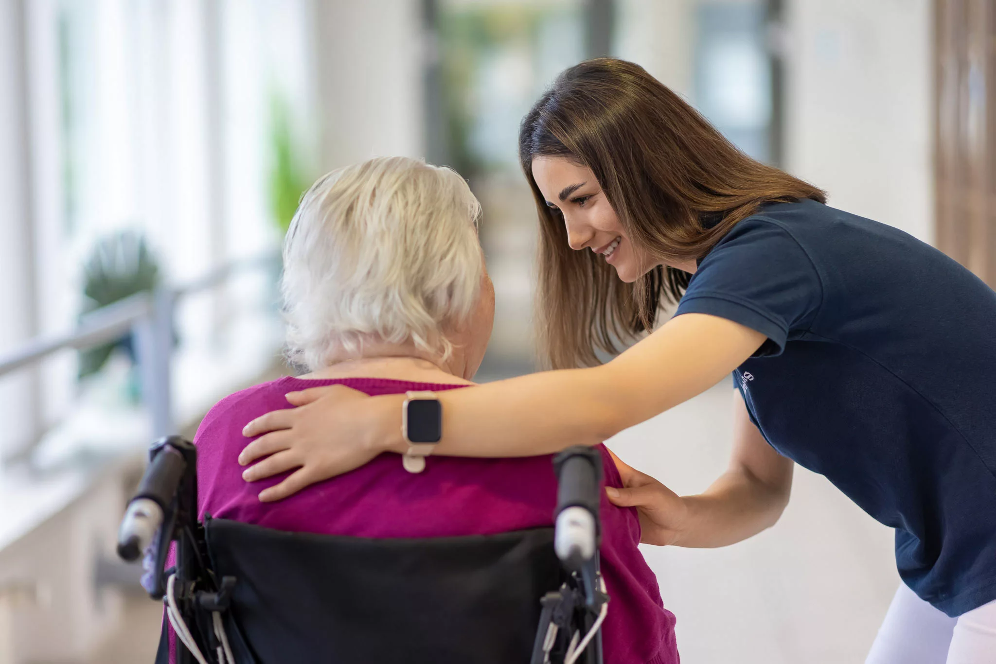 Spenden für Ausbilungspatenschaften helfen uns, dringend benötigten Pflegenachwuchs zu entwickeln. Empathische Betreuung von Seniorin im Rollstuhl in Alerds Stiftung