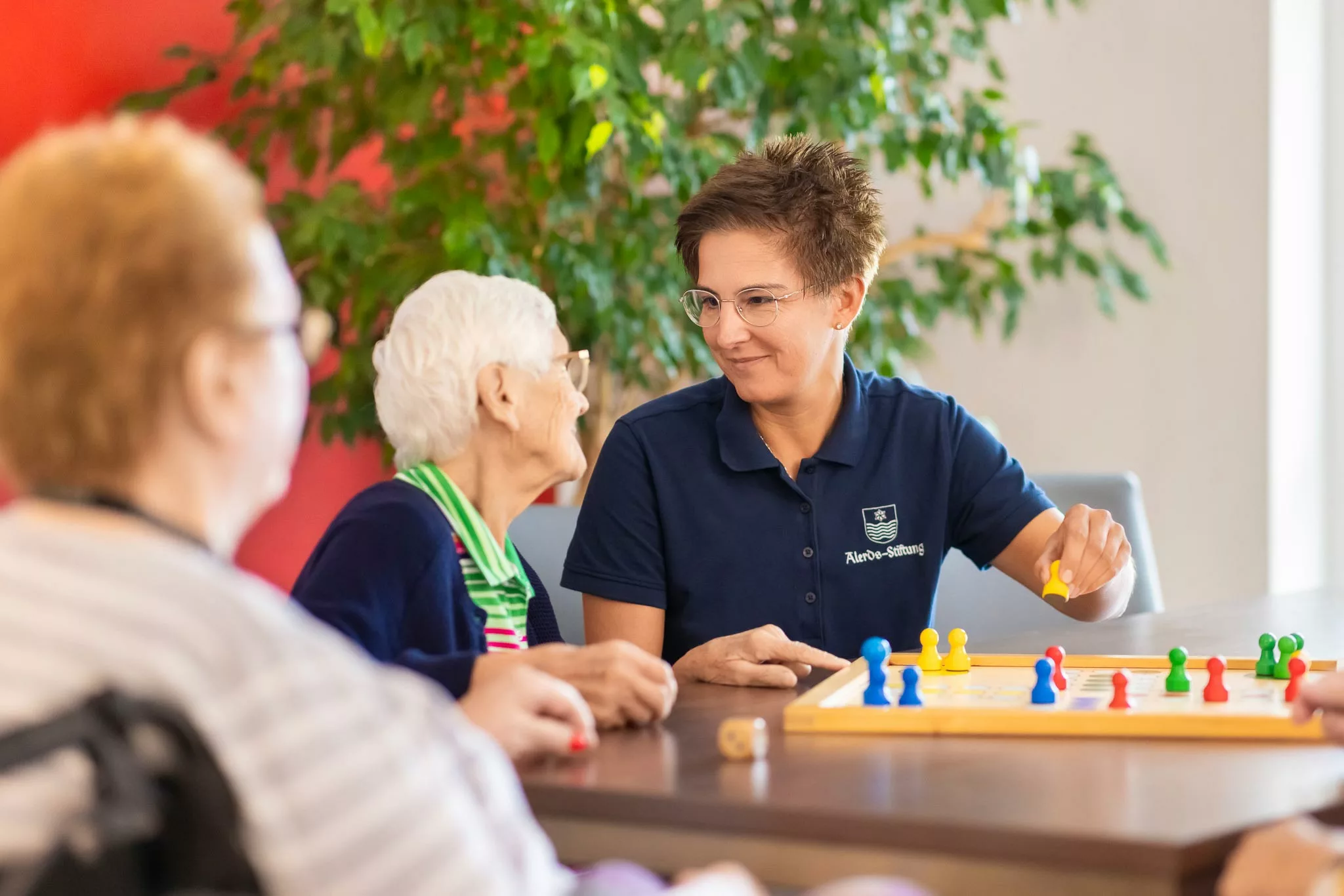 Wir verbessern auch dank zivilgesellschaftlichem Engagement die Lebensqualität von Senior:innen. Spielerische Beschäftigung im Ehrenamt bei Alerds Stiftung